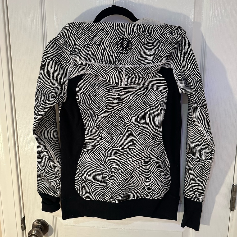 LULULEMON Size 4 Scuba Hoodie Black & White Amazing Condition!!